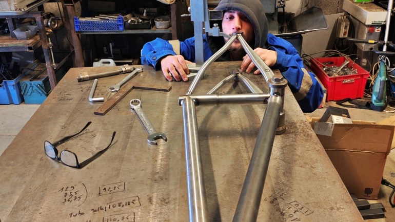 Roméo se fabrique un bmx