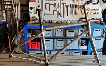 Hugo vient se fabriquer une fourche