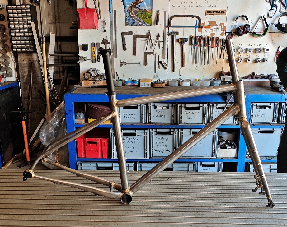 Hugo vient se fabriquer une fourche