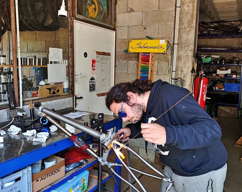 Joey se fabrique un vélo de voyage